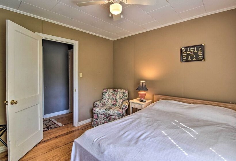 Near Dining: Columbus Cottage W/ Furnished Deck!