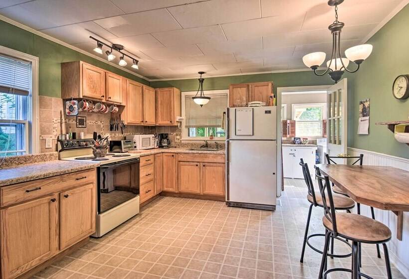 Near Dining: Columbus Cottage W/ Furnished Deck!