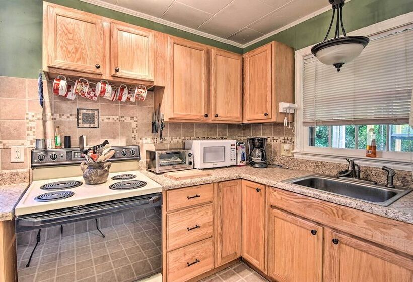 Near Dining: Columbus Cottage W/ Furnished Deck!