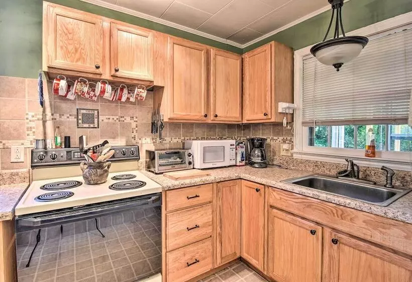 Near Dining: Columbus Cottage W/ Furnished Deck!