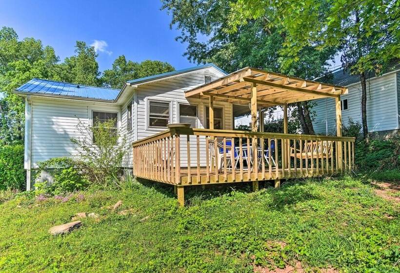 Near Dining: Columbus Cottage W/ Furnished Deck!