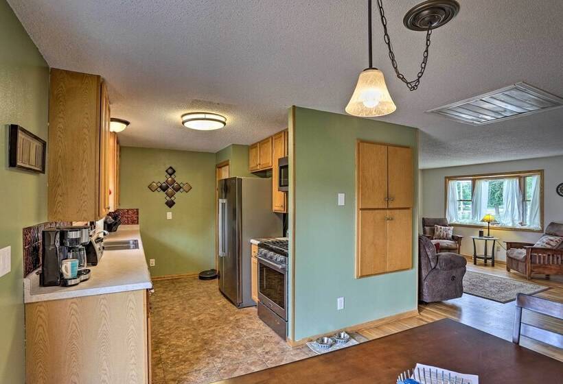 Quiet Rapid City Home Walk To Canyon Lake Park