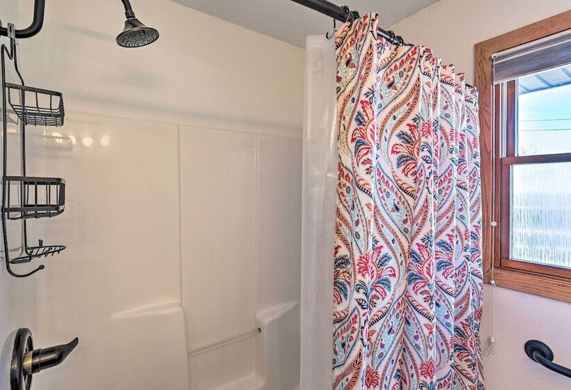 Quiet Rapid City Home Walk To Canyon Lake Park