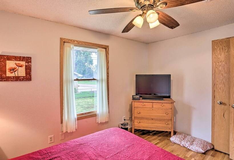 Quiet Rapid City Home Walk To Canyon Lake Park