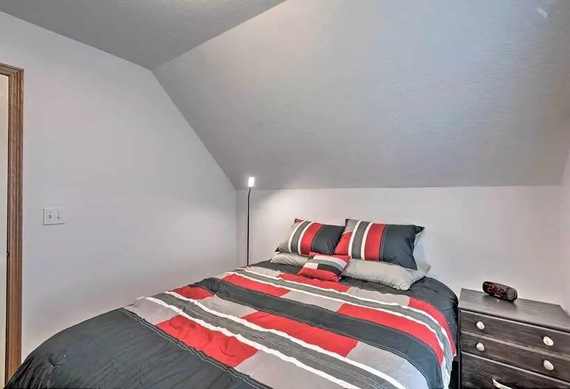 Cozy Cedar Rapids Pad   2 Blocks To Mercy Care!