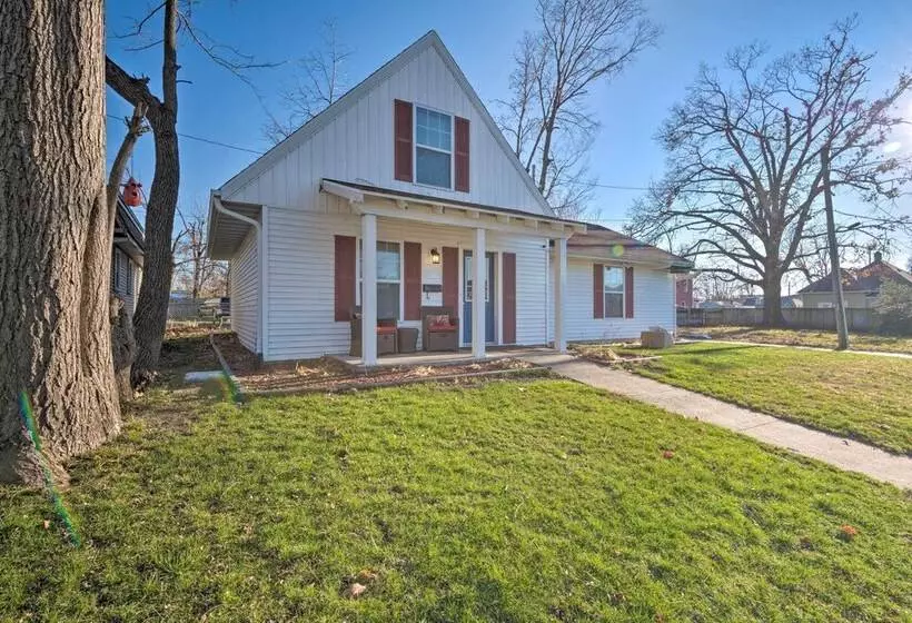 Cozy Cedar Rapids Pad   2 Blocks To Mercy Care!