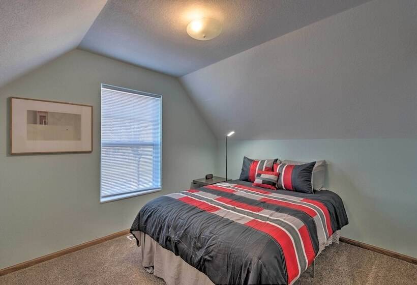 Cozy Cedar Rapids Pad 2 Blocks To Mercy Care!