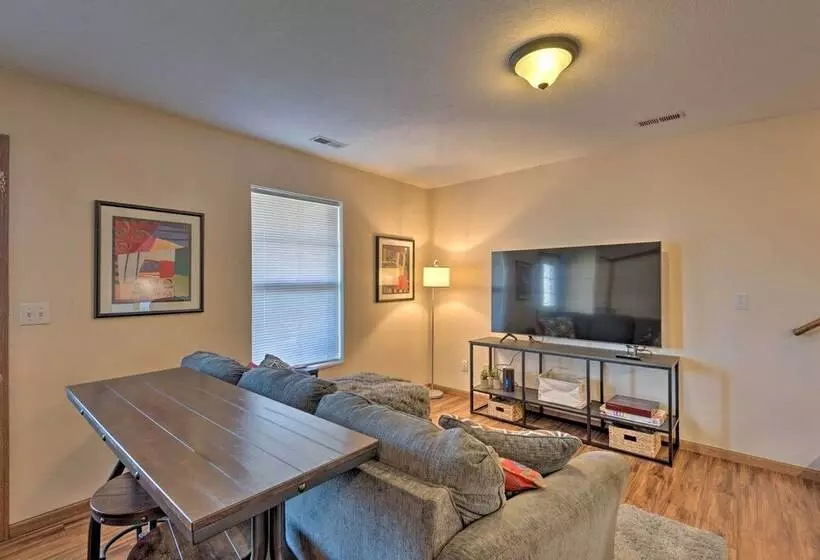 Cozy Cedar Rapids Pad   2 Blocks To Mercy Care!