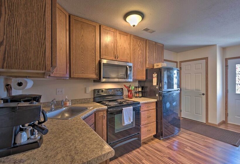 Cozy Cedar Rapids Pad 2 Blocks To Mercy Care!