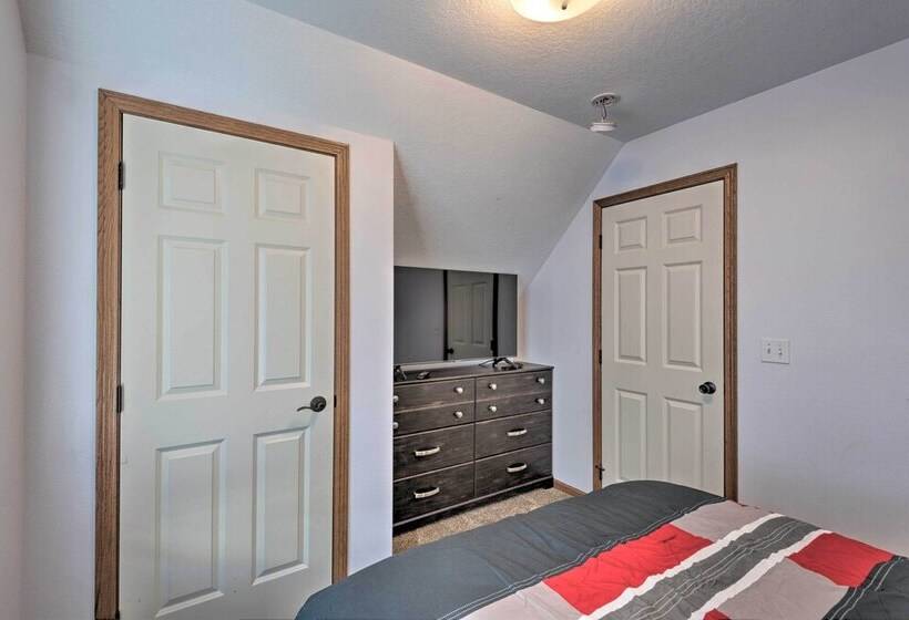 Cozy Cedar Rapids Pad 2 Blocks To Mercy Care!