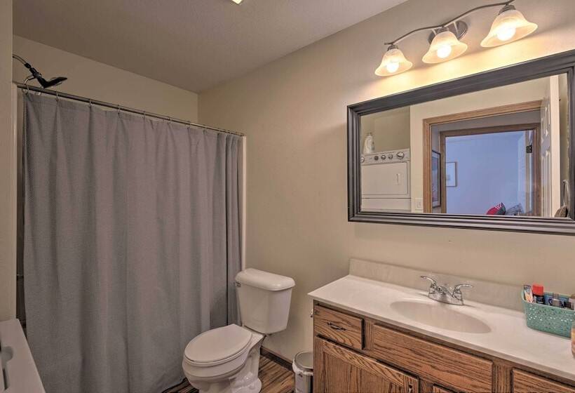 Cozy Cedar Rapids Pad 2 Blocks To Mercy Care!