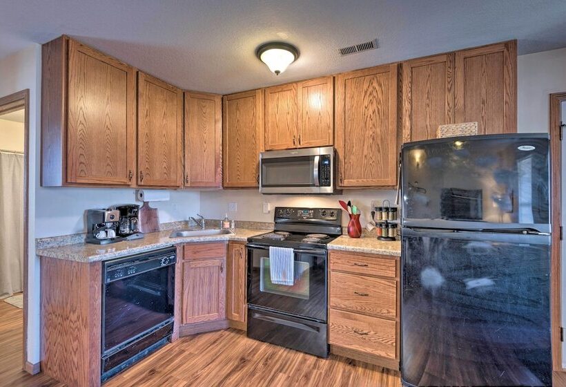 Cozy Cedar Rapids Pad 2 Blocks To Mercy Care!