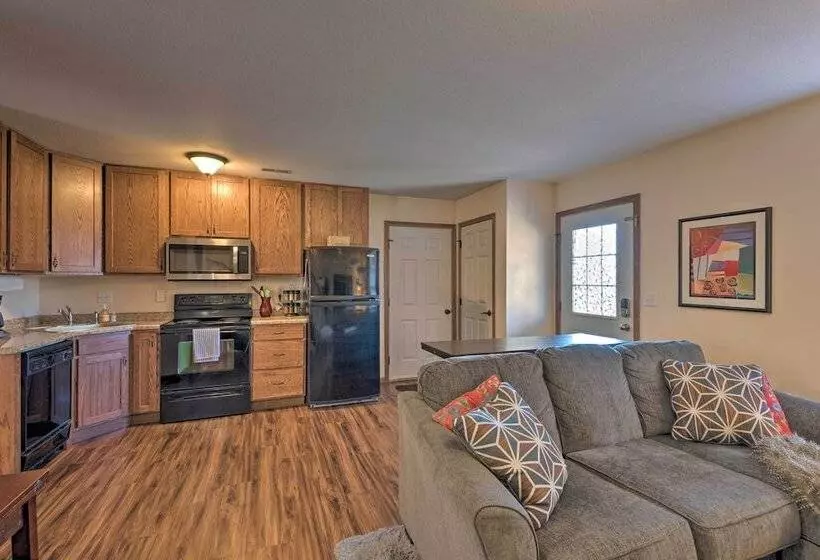 Cozy Cedar Rapids Pad   2 Blocks To Mercy Care!