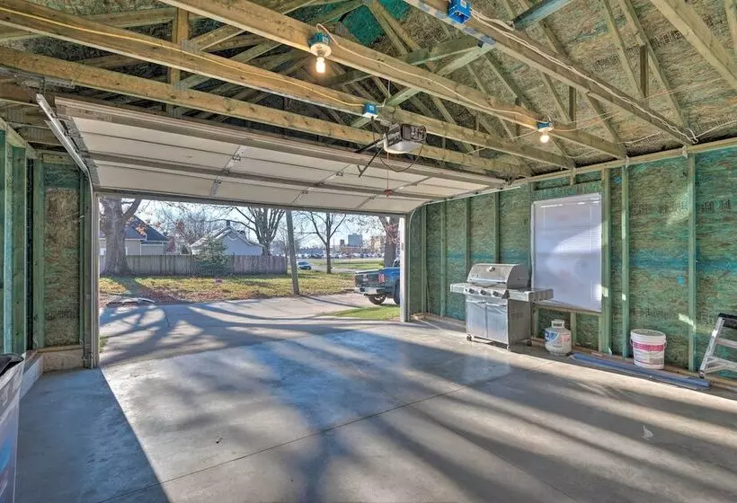 Cozy Cedar Rapids Pad   2 Blocks To Mercy Care!