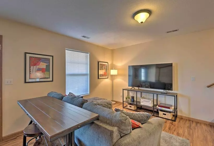 Cozy Cedar Rapids Pad   2 Blocks To Mercy Care!