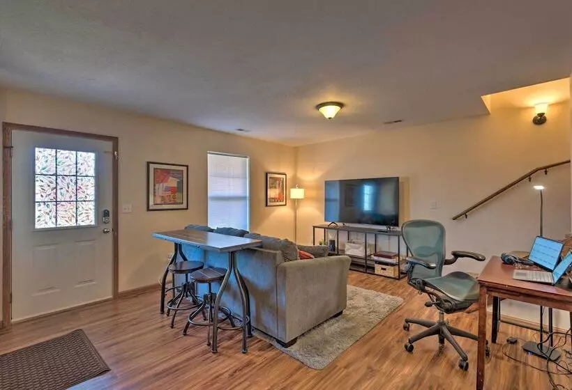 Cozy Cedar Rapids Pad   2 Blocks To Mercy Care!