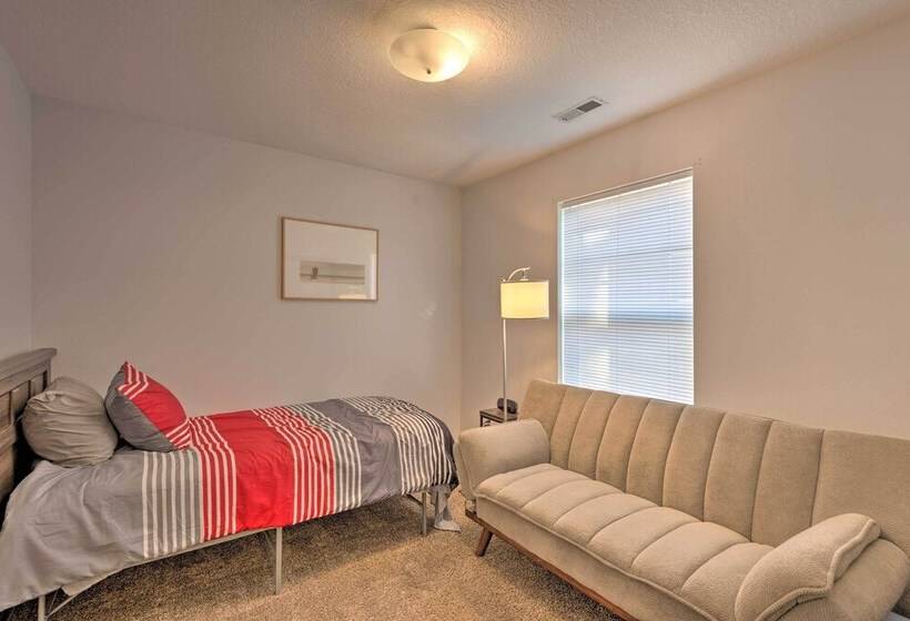 Cozy Cedar Rapids Pad 2 Blocks To Mercy Care!