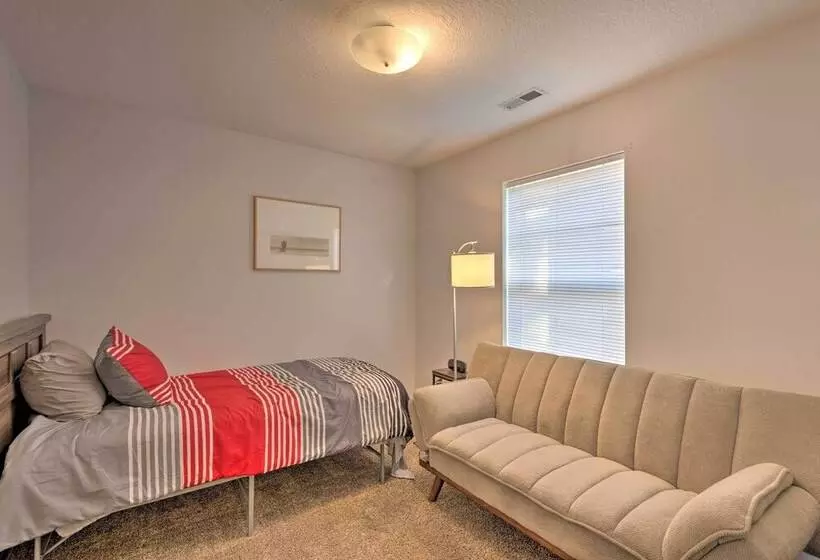 Cozy Cedar Rapids Pad   2 Blocks To Mercy Care!