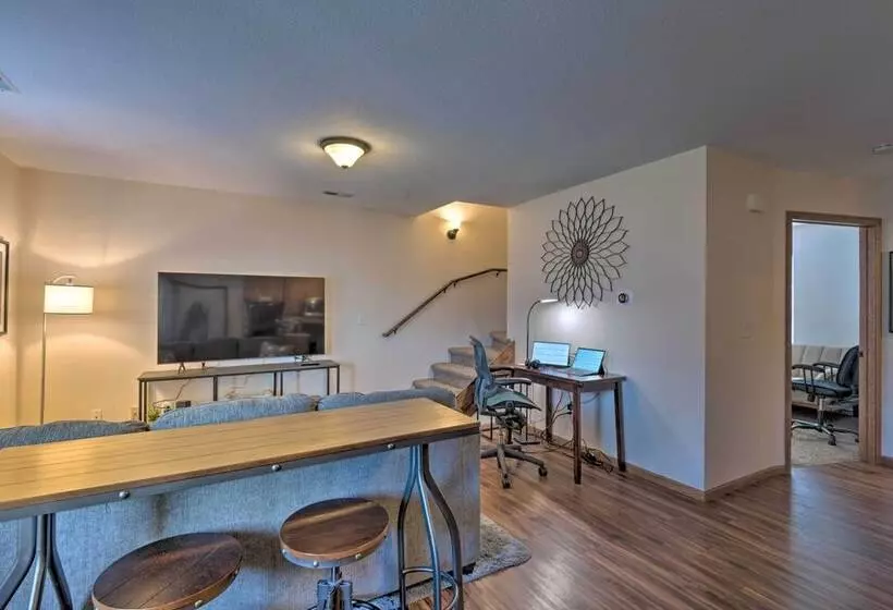 Cozy Cedar Rapids Pad   2 Blocks To Mercy Care!