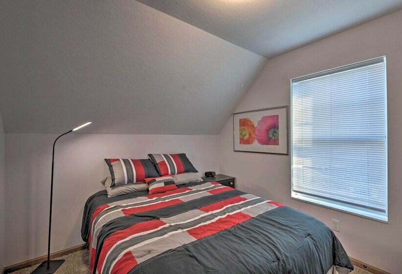 Cozy Cedar Rapids Pad 2 Blocks To Mercy Care!