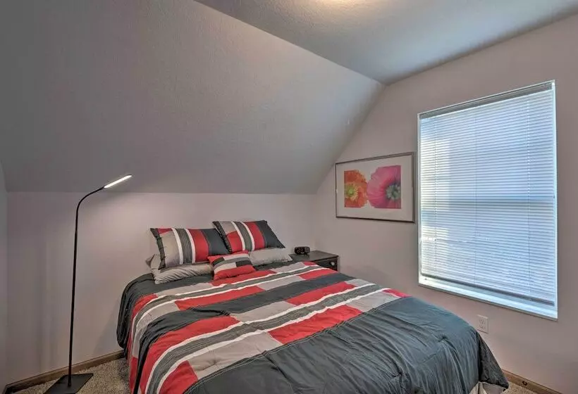 Cozy Cedar Rapids Pad   2 Blocks To Mercy Care!