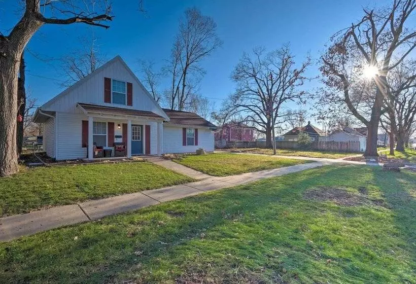Cozy Cedar Rapids Pad   2 Blocks To Mercy Care!