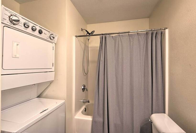 Cozy Cedar Rapids Pad 2 Blocks To Mercy Care!