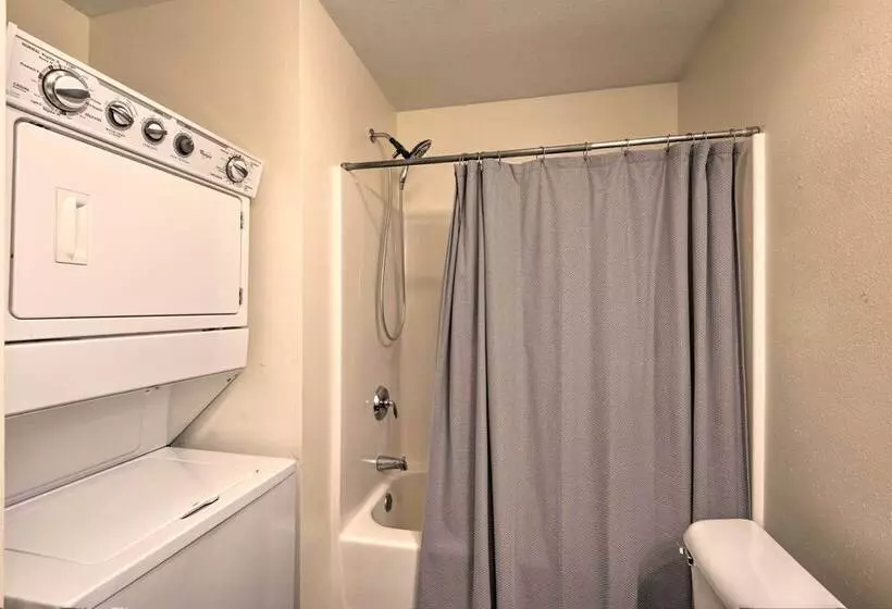 Cozy Cedar Rapids Pad   2 Blocks To Mercy Care!