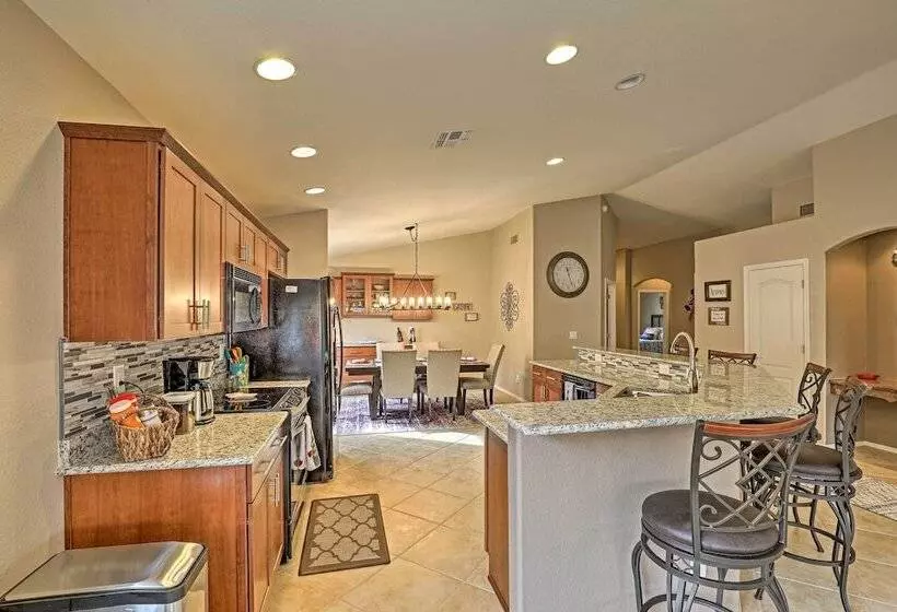 Desert Dwelling Near Trails & Tucson Art Scene!