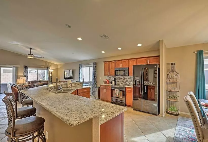 Desert Dwelling Near Trails & Tucson Art Scene!