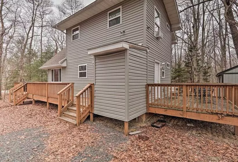6 Mi To Skiing: Family Poconos Home W Decks!