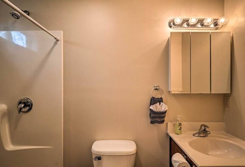 6 Mi To Skiing: Family Poconos Home W Decks!