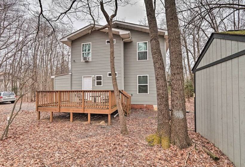 6 Mi To Skiing: Family Poconos Home W Decks!