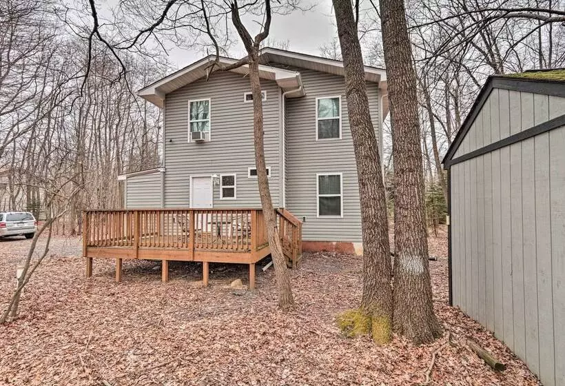 6 Mi To Skiing: Family Poconos Home W Decks!