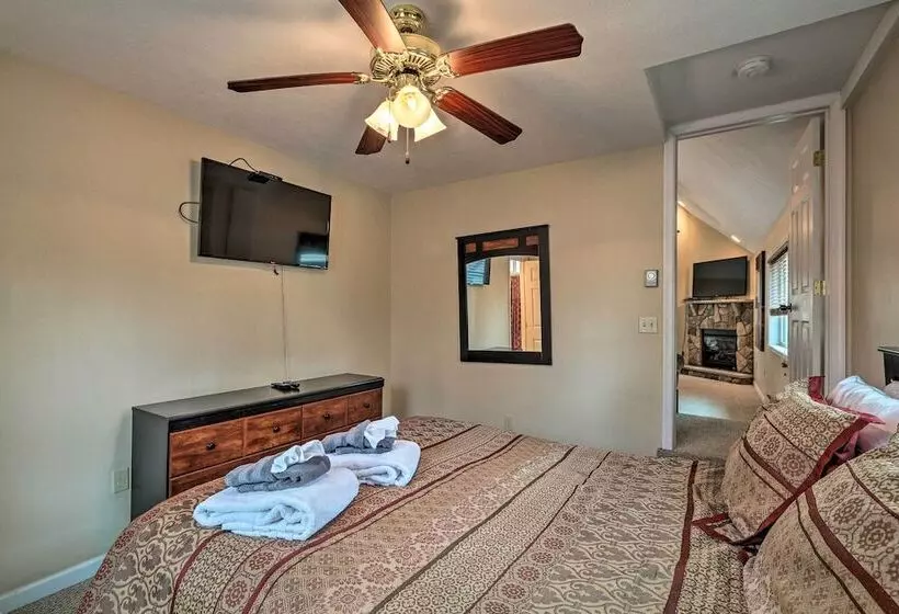 6 Mi To Skiing: Family Poconos Home W Decks!