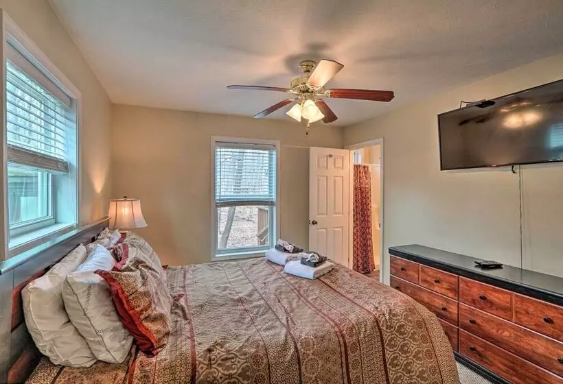 6 Mi To Skiing: Family Poconos Home W Decks!