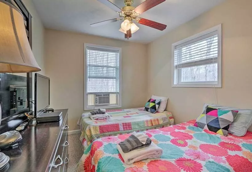 6 Mi To Skiing: Family Poconos Home W Decks!