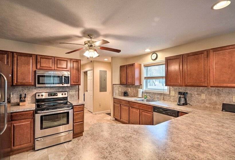 6 Mi To Skiing: Family Poconos Home W Decks!