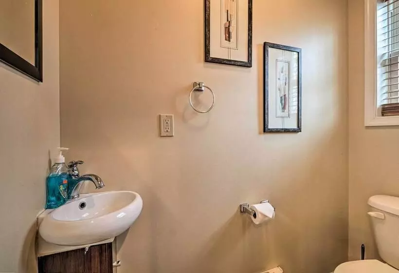 6 Mi To Skiing: Family Poconos Home W Decks!