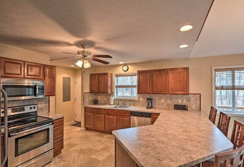 6 Mi To Skiing: Family Poconos Home W Decks!