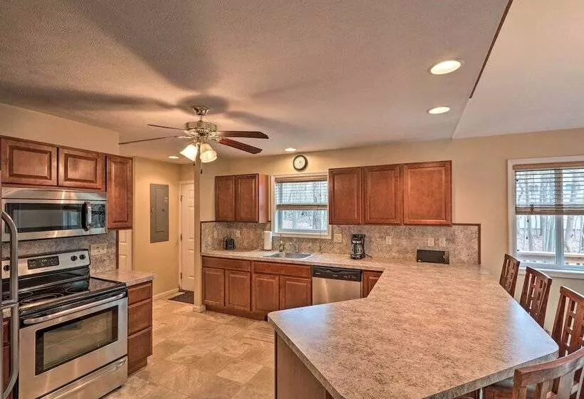 6 Mi To Skiing: Family Poconos Home W Decks!