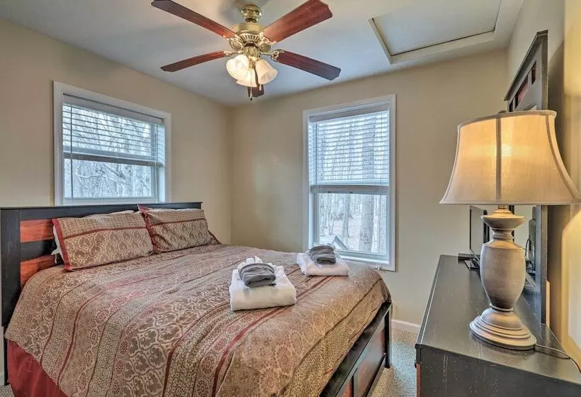 6 Mi To Skiing: Family Poconos Home W Decks!