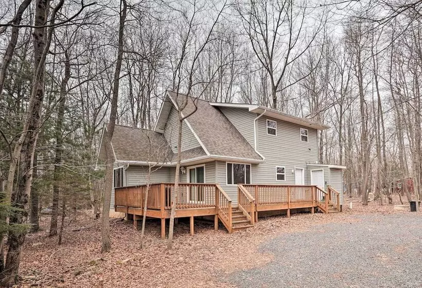 6 Mi To Skiing: Family Poconos Home W Decks!