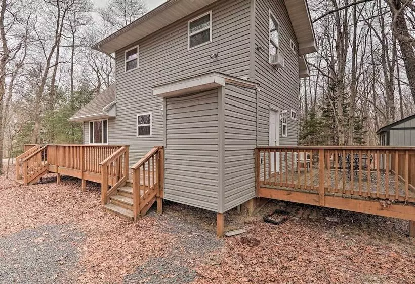 6 Mi To Skiing: Family Poconos Home W Decks!
