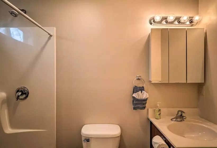 6 Mi To Skiing: Family Poconos Home W Decks!