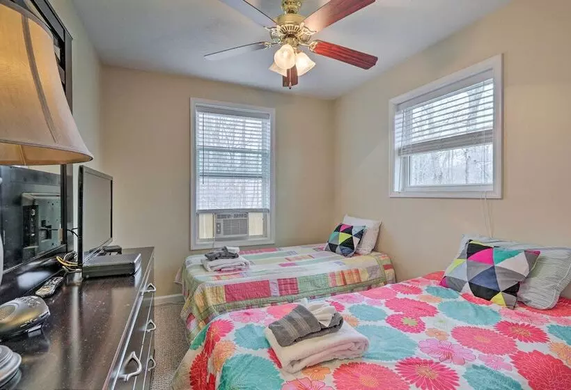 6 Mi To Skiing: Family Poconos Home W Decks!