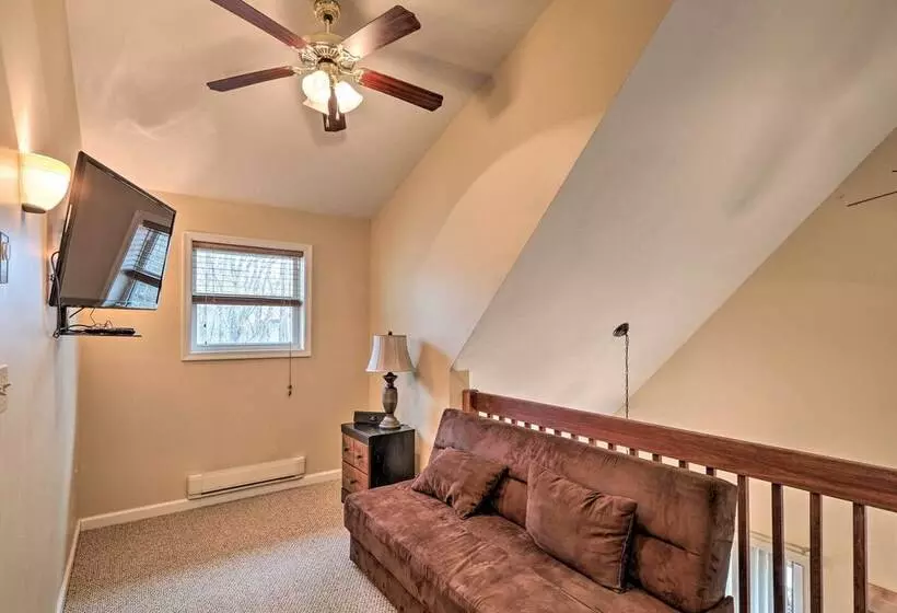 6 Mi To Skiing: Family Poconos Home W Decks!