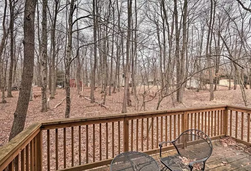 6 Mi To Skiing: Family Poconos Home W Decks!