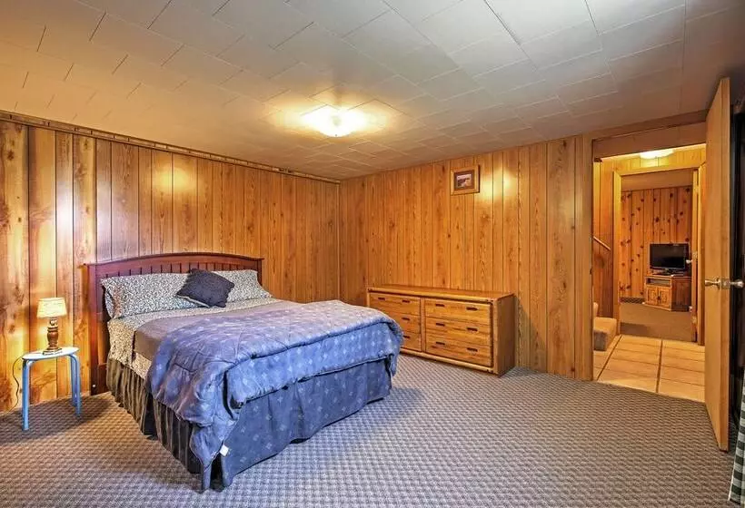 Hot Tub + Mtn Views: Gore Pass Kremmling Cabin