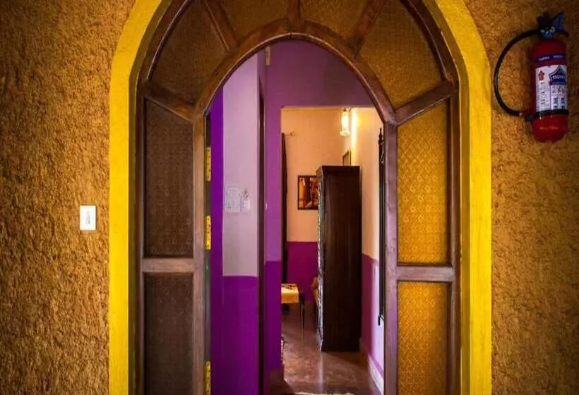 Hotelli Papa Jolly Eco Resort   Near Morjim Beach